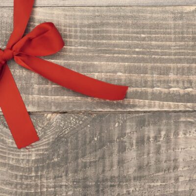 Cinta roja en tabla de madera